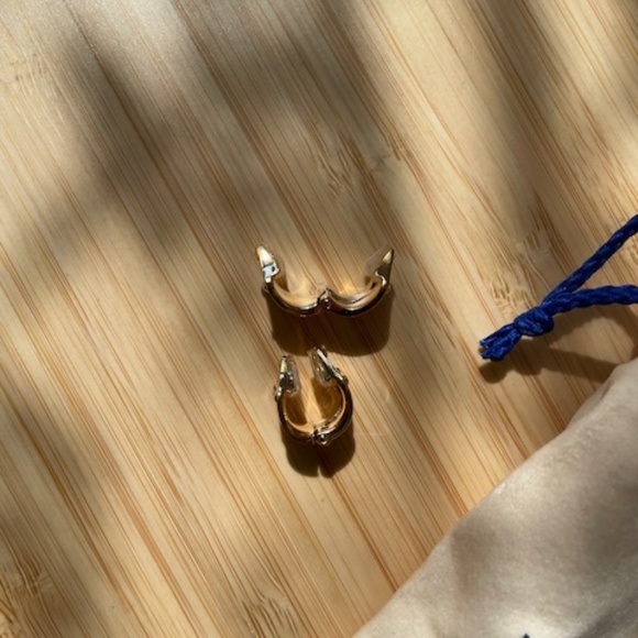 New Louis Vuitton Nanogram Gold-Plate Clip-On Earrings - Picture 3 of 3